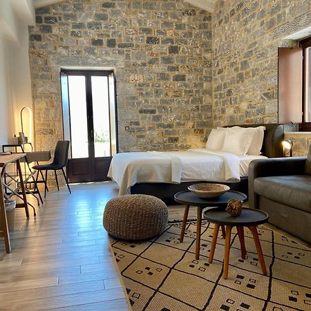 Manifest Boutique Hotel Oitylo Eksteriør billede